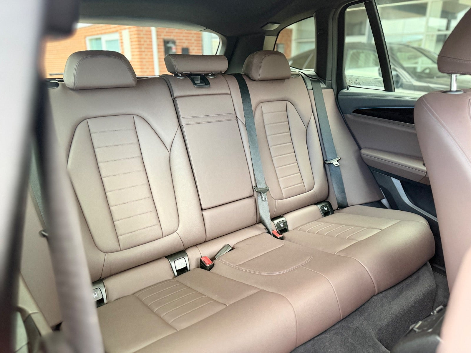Grå BMW iX3 fra 2021