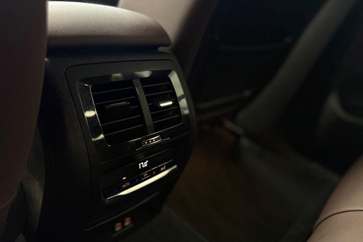 Grå BMW iX3 fra 2021