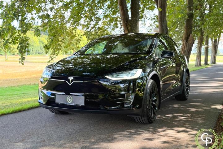 Sort Tesla Model X fra 2020