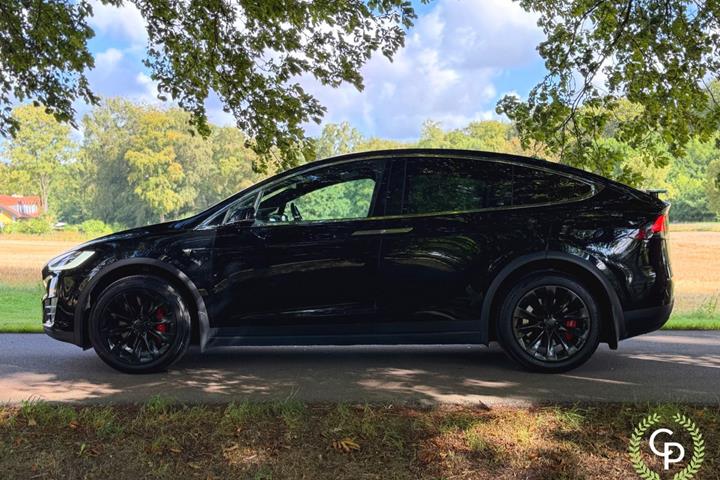 Sort Tesla Model X fra 2020