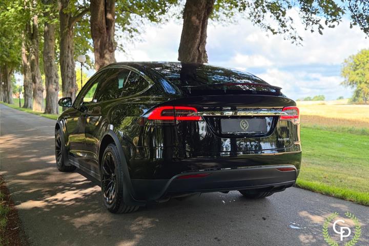 Sort Tesla Model X fra 2020
