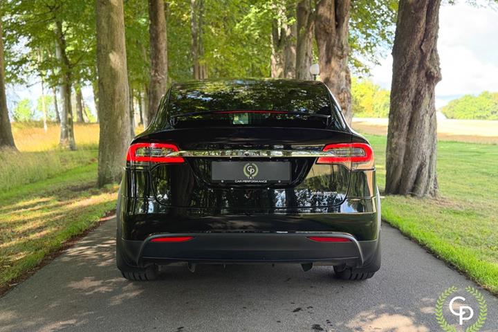 Sort Tesla Model X fra 2020
