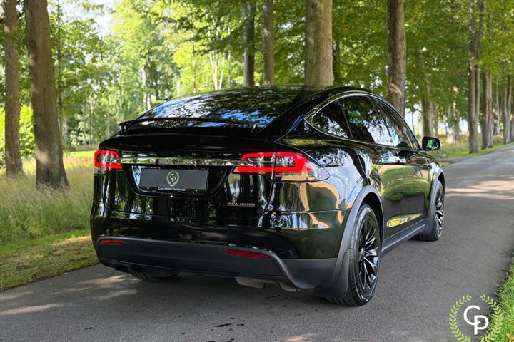 Sort Tesla Model X fra 2020