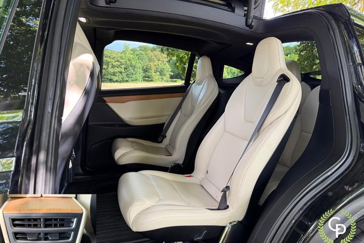 Sort Tesla Model X fra 2020