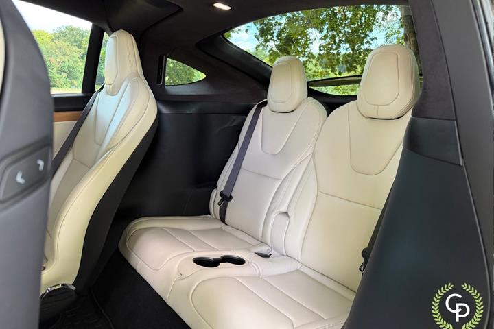 Sort Tesla Model X fra 2020