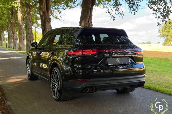 Sort Porsche Cayenne fra 2019