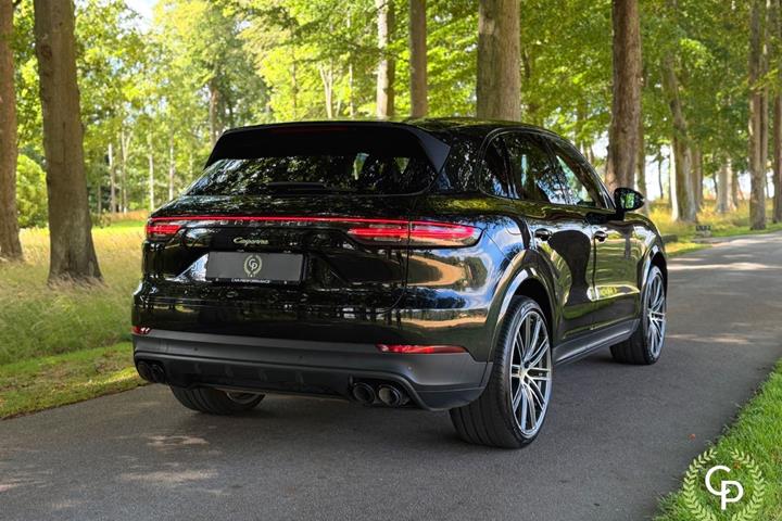 Sort Porsche Cayenne fra 2019