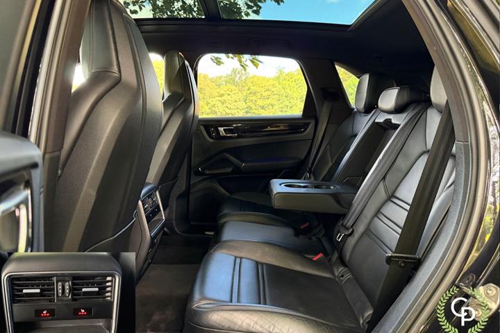 Sort Porsche Cayenne fra 2019