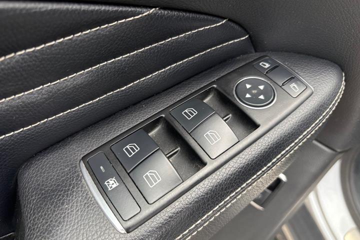 Sølv Mercedes ML350 fra 2013