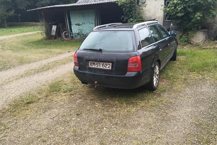 Sort Audi A 6 fra 2000
