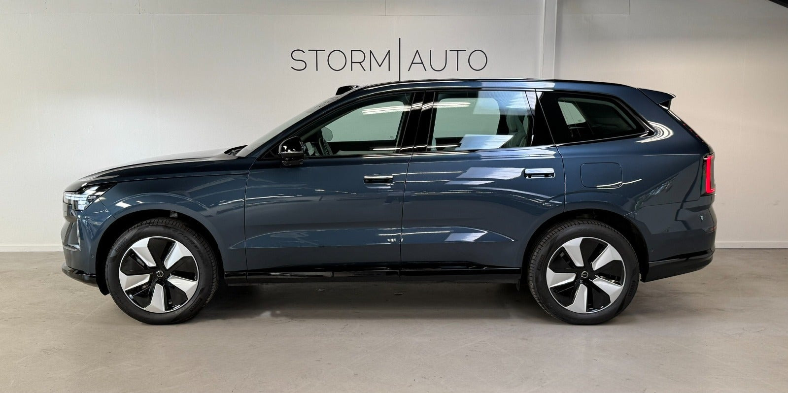 Blå Volvo EX90 fra 2025