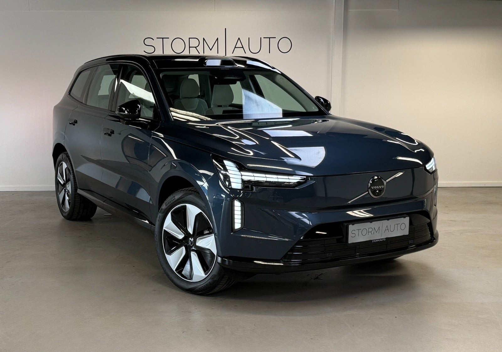 Blå Volvo EX90 fra 2025