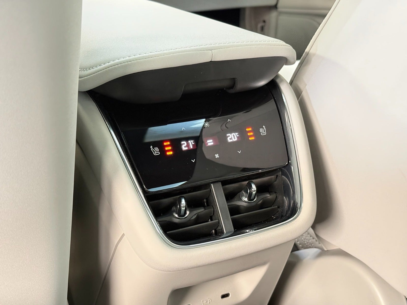 Blå Volvo EX90 fra 2025