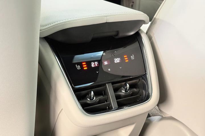 Blå Volvo EX90 fra 2025