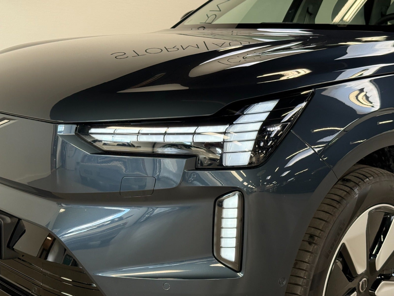 Blå Volvo EX90 fra 2025