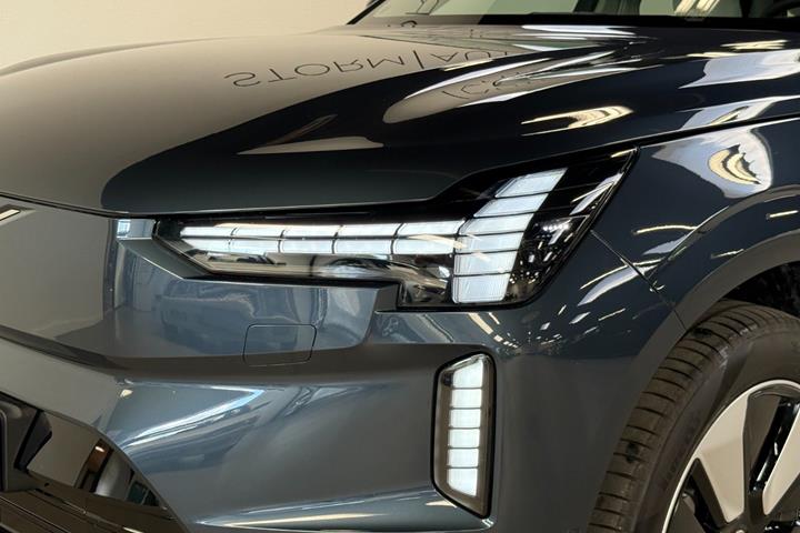 Blå Volvo EX90 fra 2025
