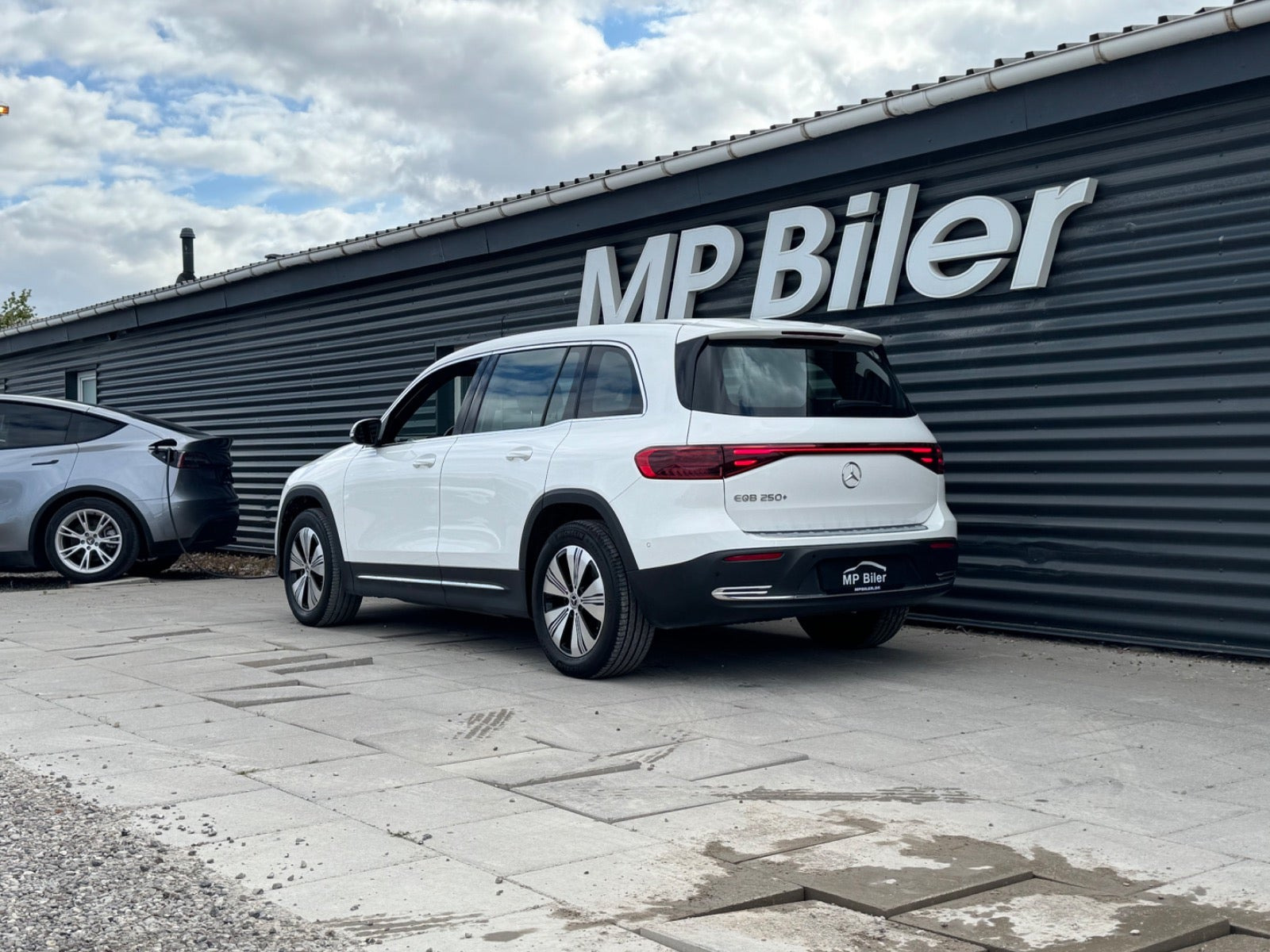 Hvid Mercedes EQB250+ fra 2024