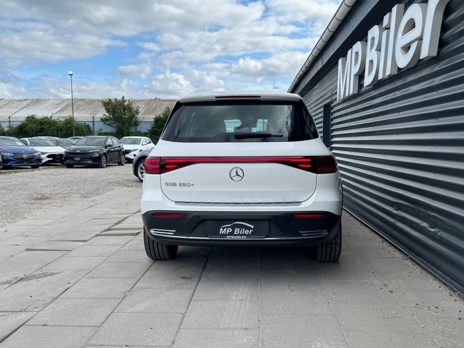 Hvid Mercedes EQB250+ fra 2024