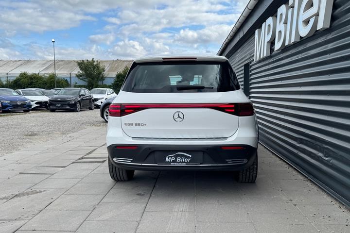Hvid Mercedes EQB250+ fra 2024