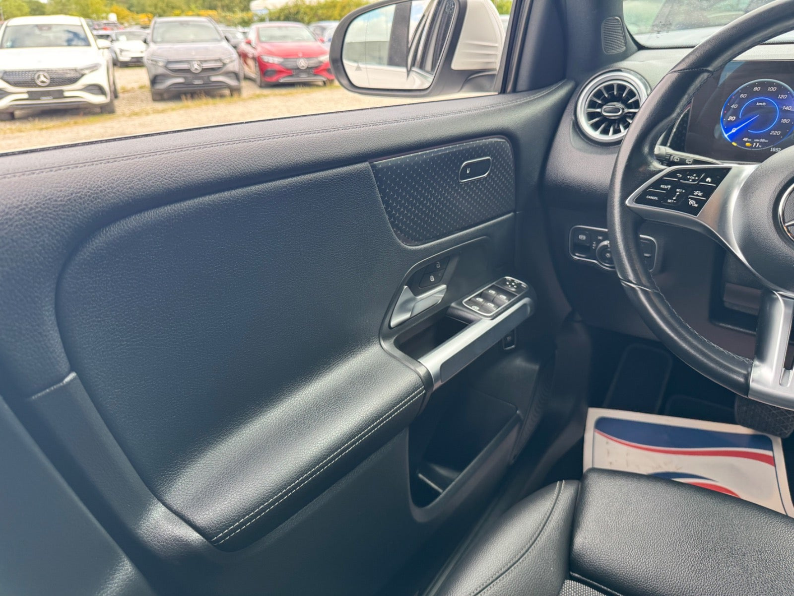 Hvid Mercedes EQB250+ fra 2024