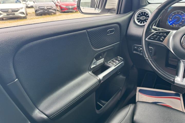 Hvid Mercedes EQB250+ fra 2024