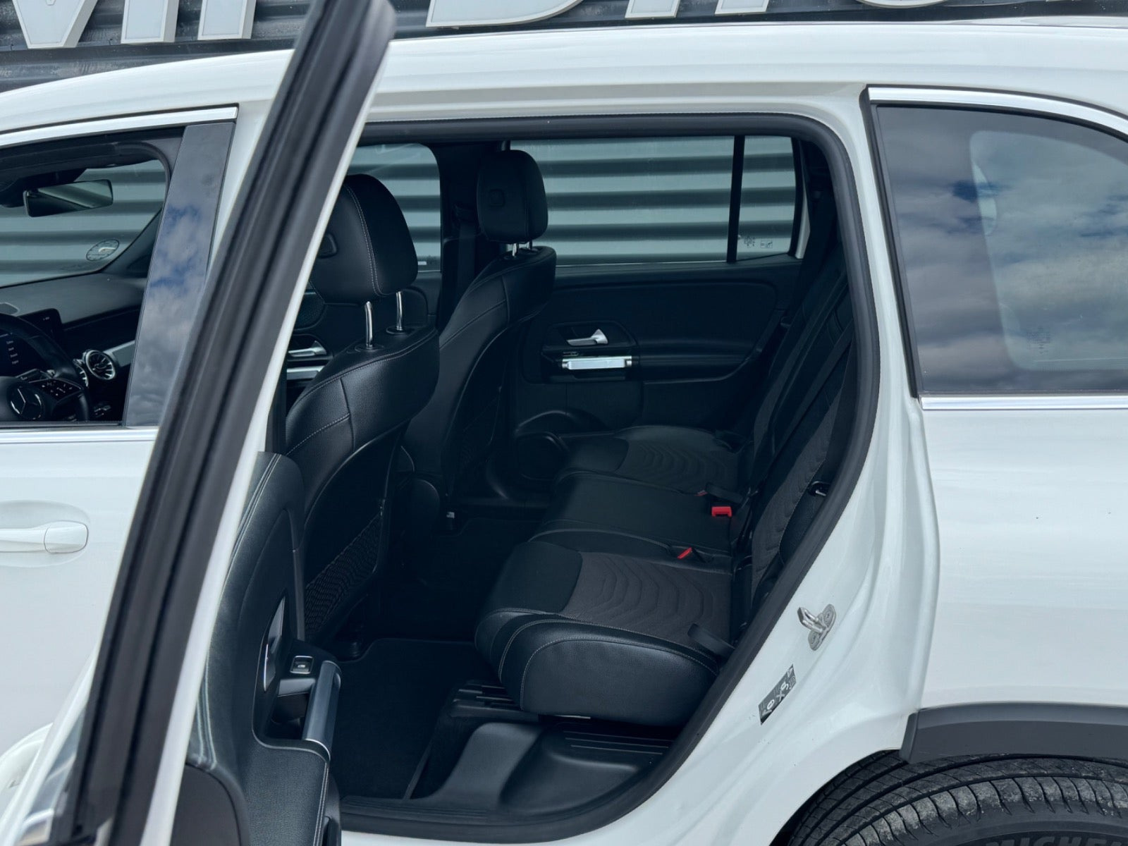 Hvid Mercedes EQB250+ fra 2024