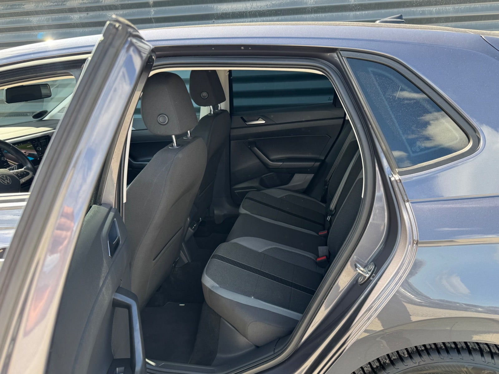 Grå VW Polo fra 2022
