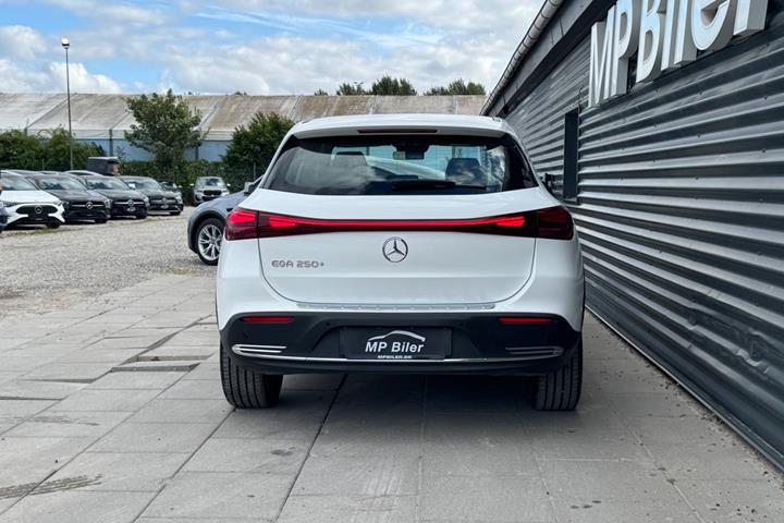 Hvid Mercedes EQA250+ fra 2024