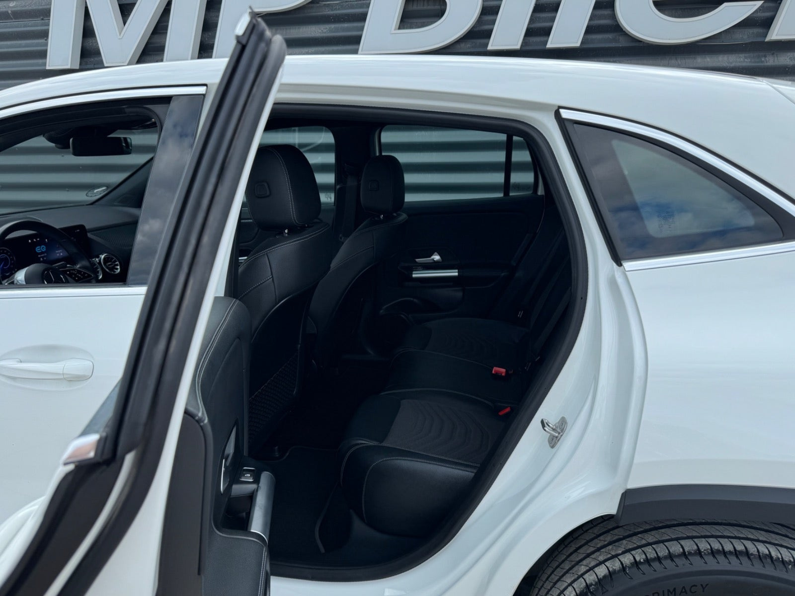 Hvid Mercedes EQA250+ fra 2024