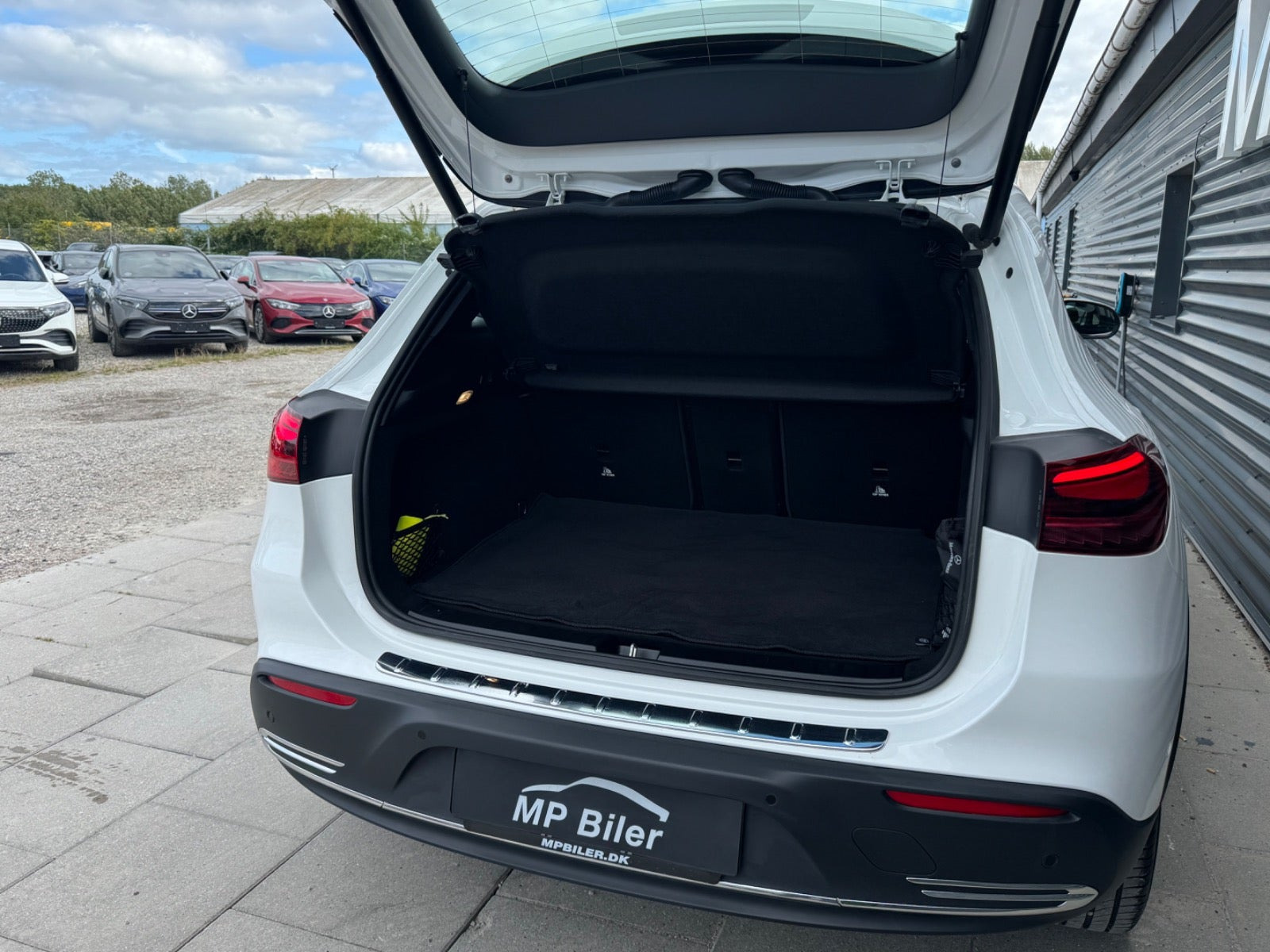 Hvid Mercedes EQA250+ fra 2024