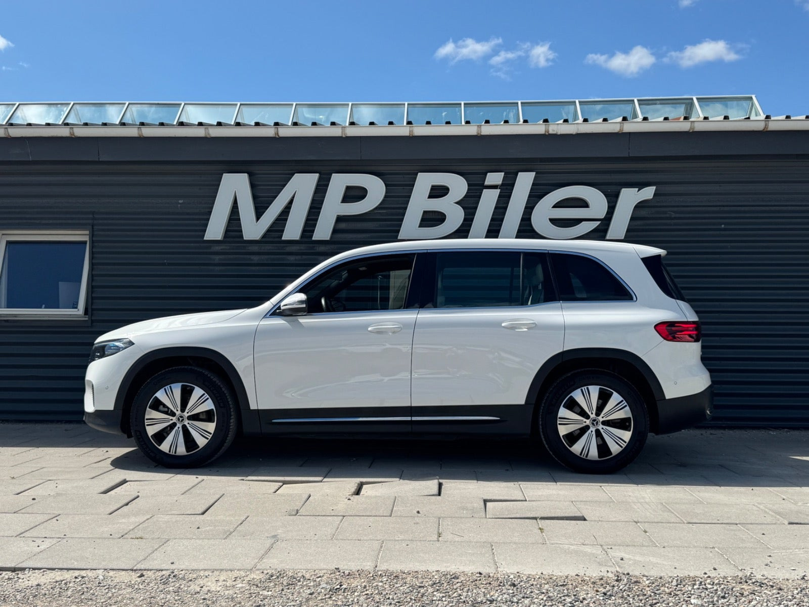Hvid Mercedes EQB250+ fra 2024