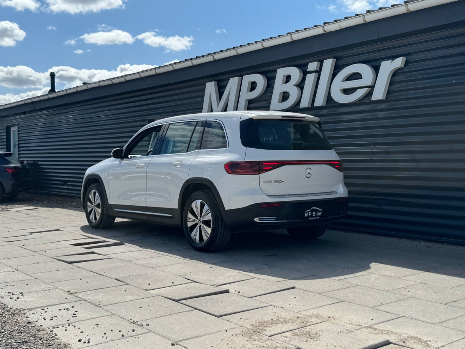 Hvid Mercedes EQB250+ fra 2024
