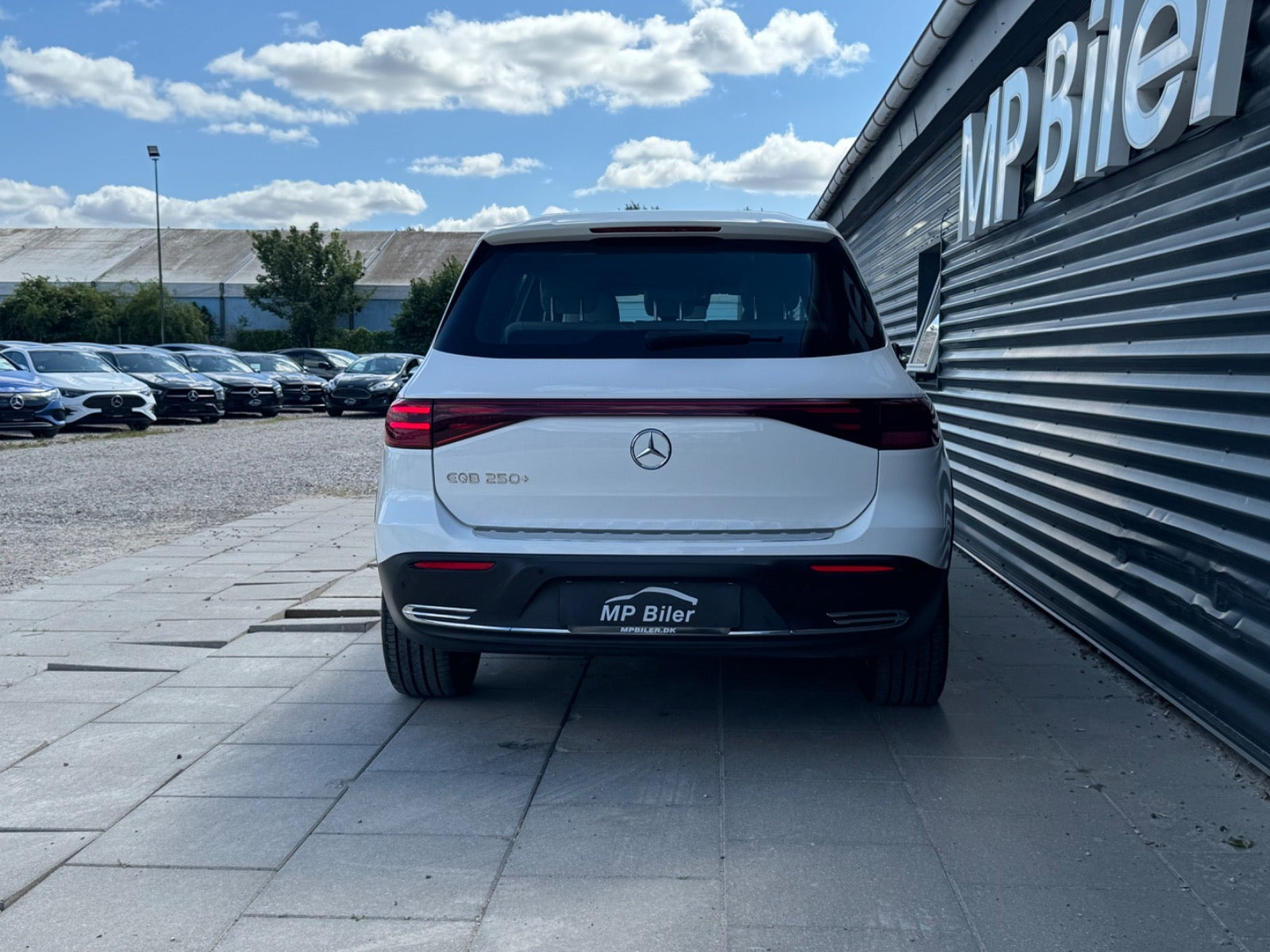 Hvid Mercedes EQB250+ fra 2024