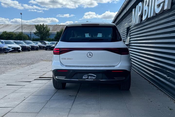 Hvid Mercedes EQB250+ fra 2024
