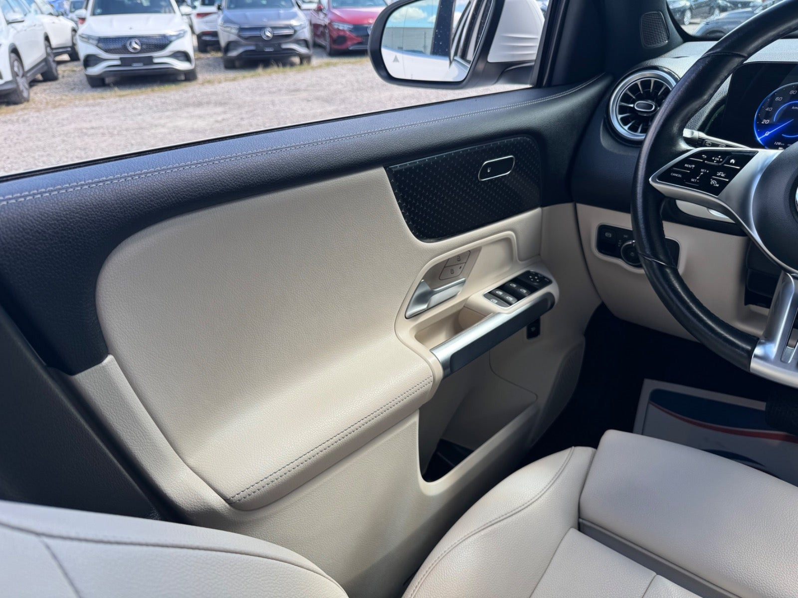 Hvid Mercedes EQB250+ fra 2024