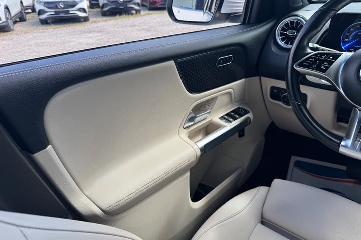 Hvid Mercedes EQB250+ fra 2024