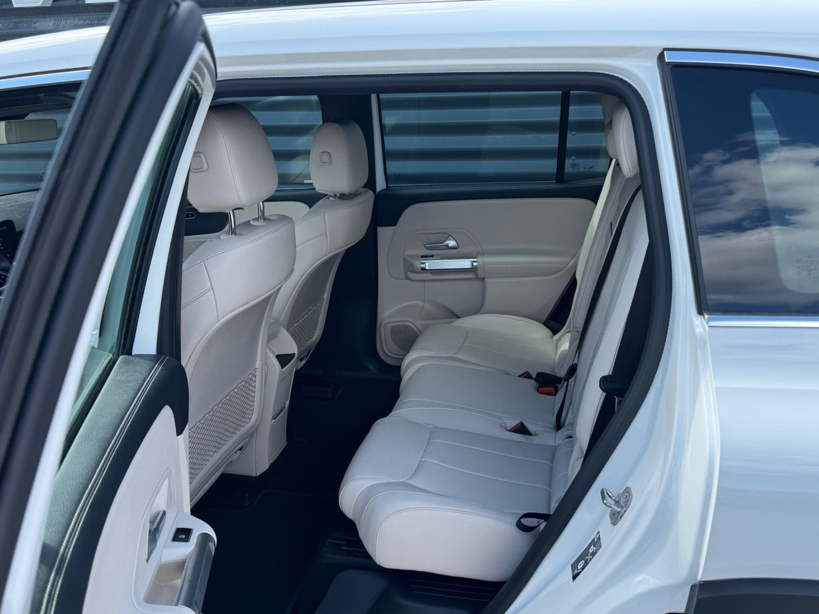 Hvid Mercedes EQB250+ fra 2024