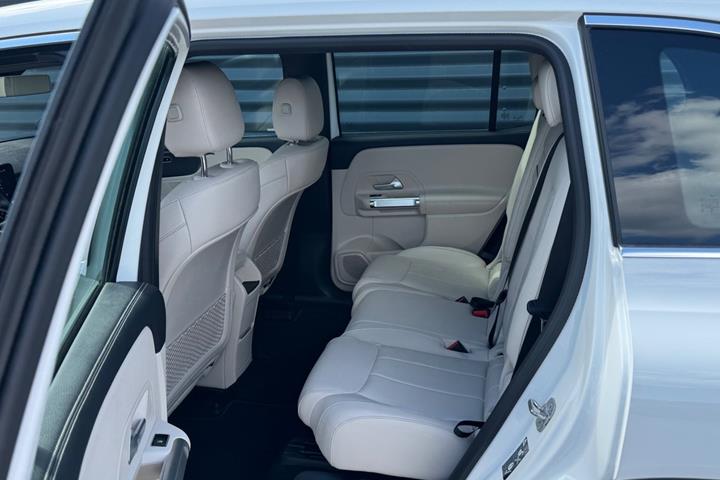 Hvid Mercedes EQB250+ fra 2024