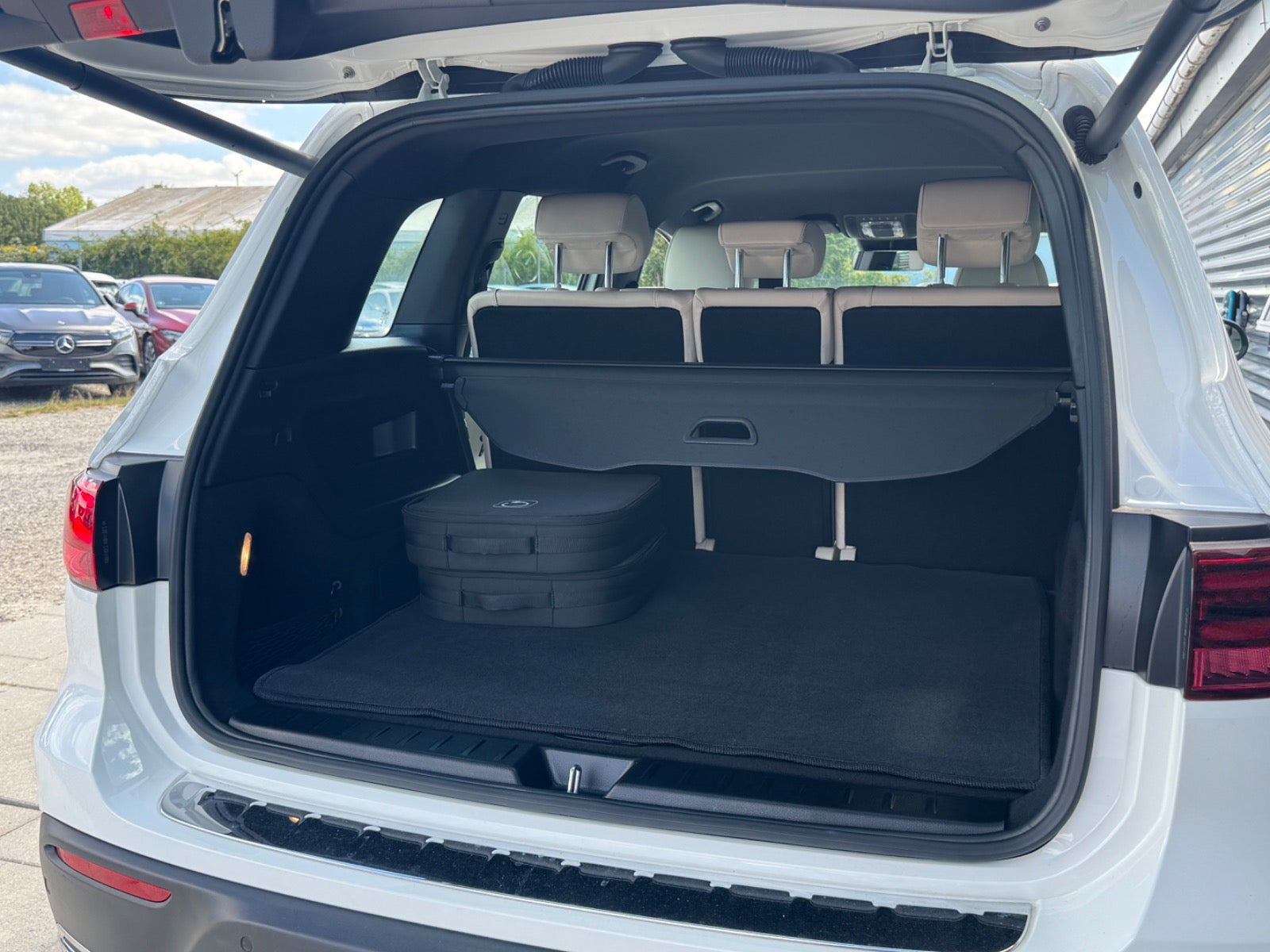 Hvid Mercedes EQB250+ fra 2024