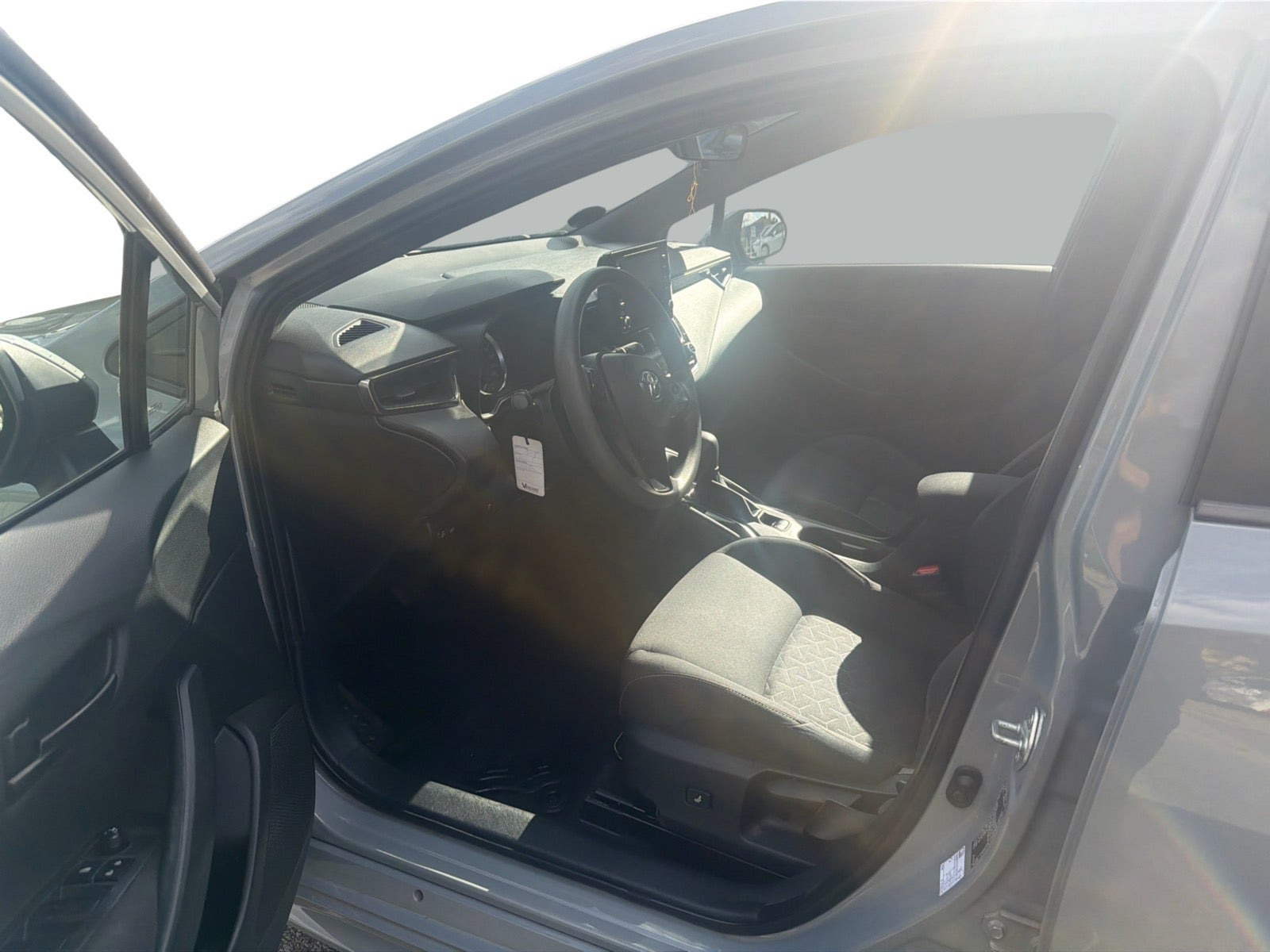 Grå Toyota Corolla fra 2020
