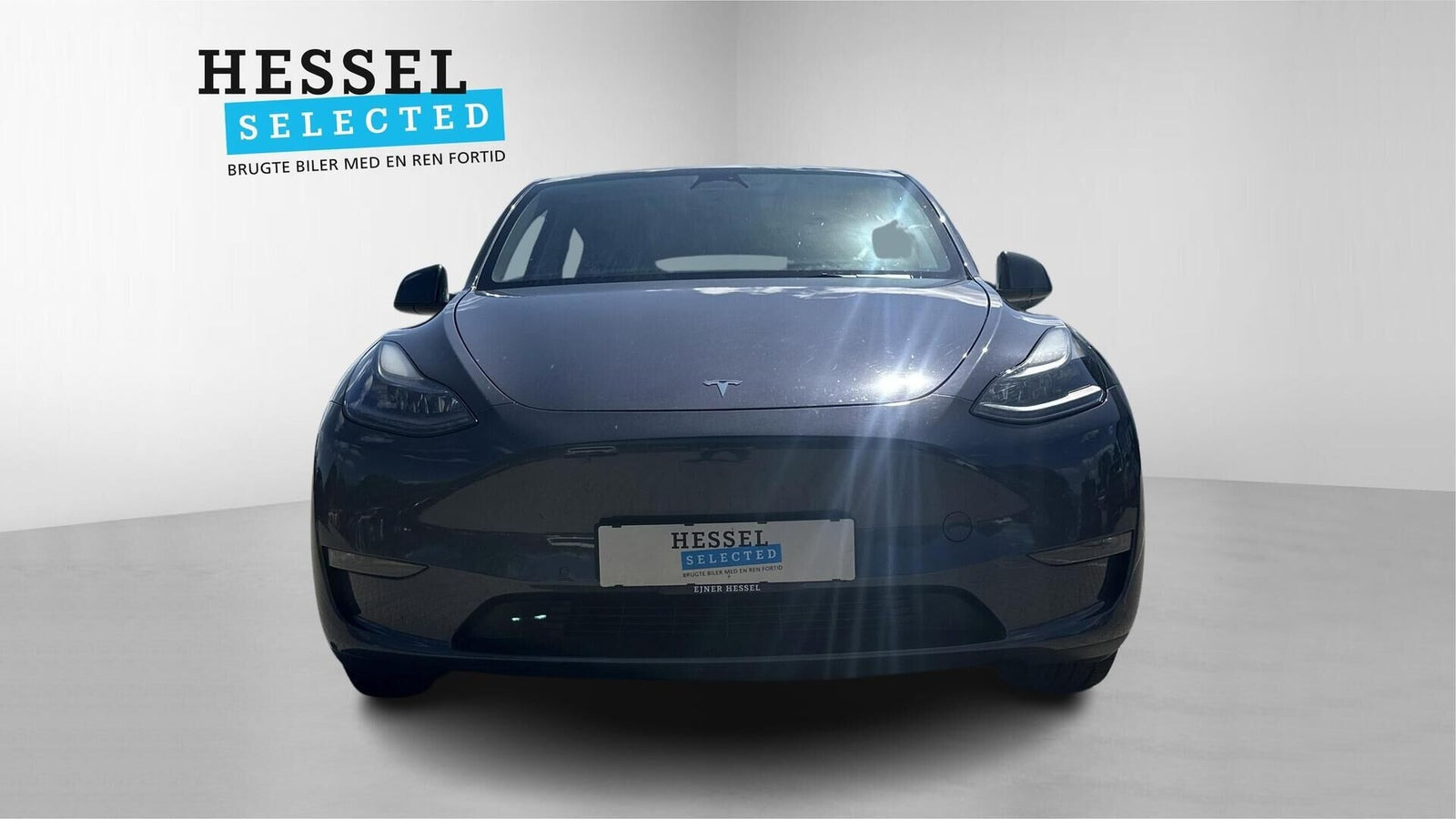 Grå Tesla Model Y fra 2021