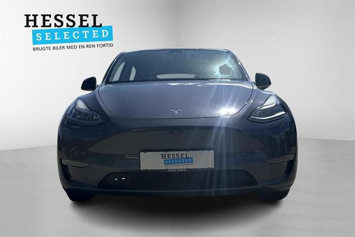 Grå Tesla Model Y fra 2021