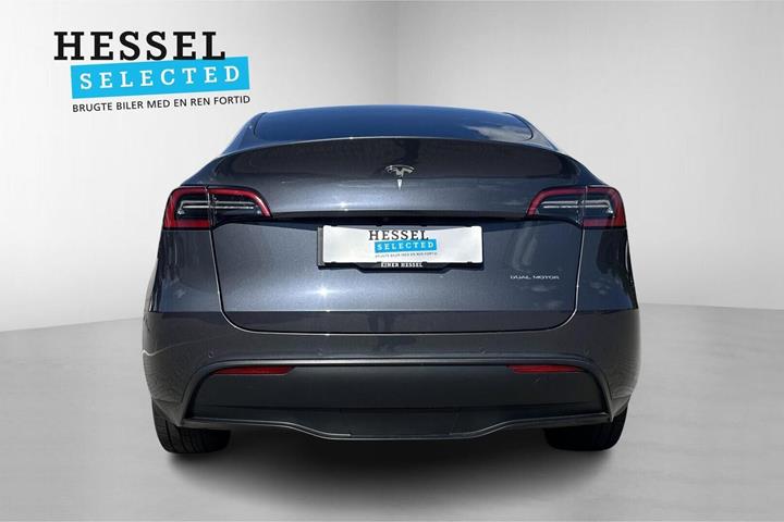 Grå Tesla Model Y fra 2021