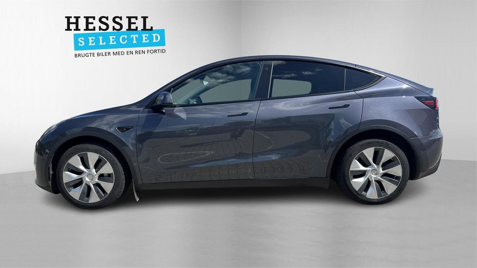Grå Tesla Model Y fra 2021