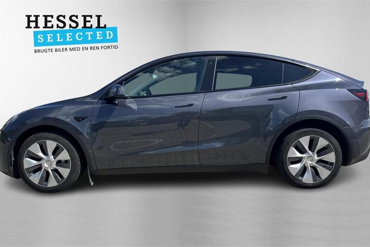 Grå Tesla Model Y fra 2021