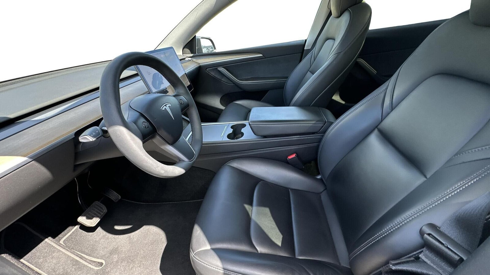 Grå Tesla Model Y fra 2021