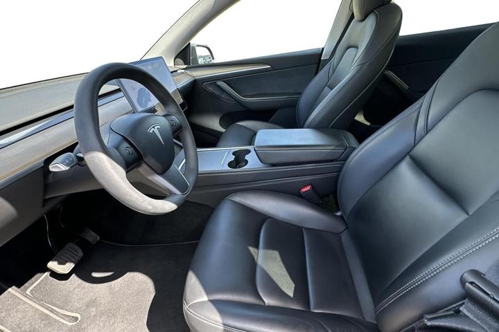 Grå Tesla Model Y fra 2021