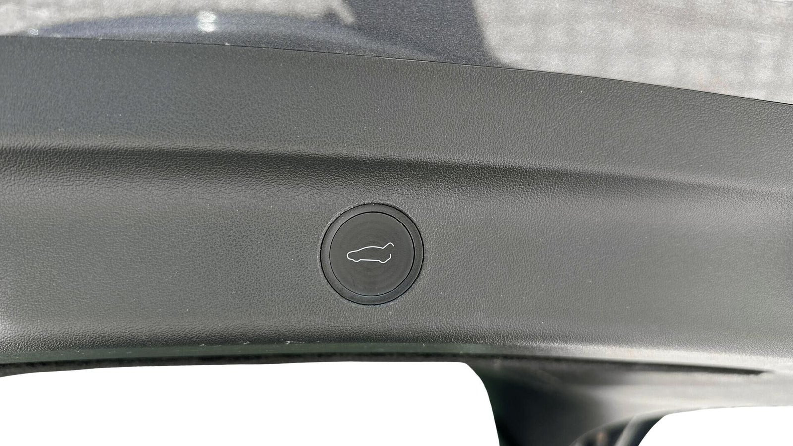 Grå Tesla Model Y fra 2021