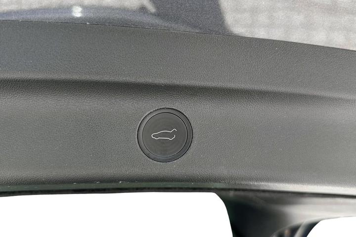 Grå Tesla Model Y fra 2021