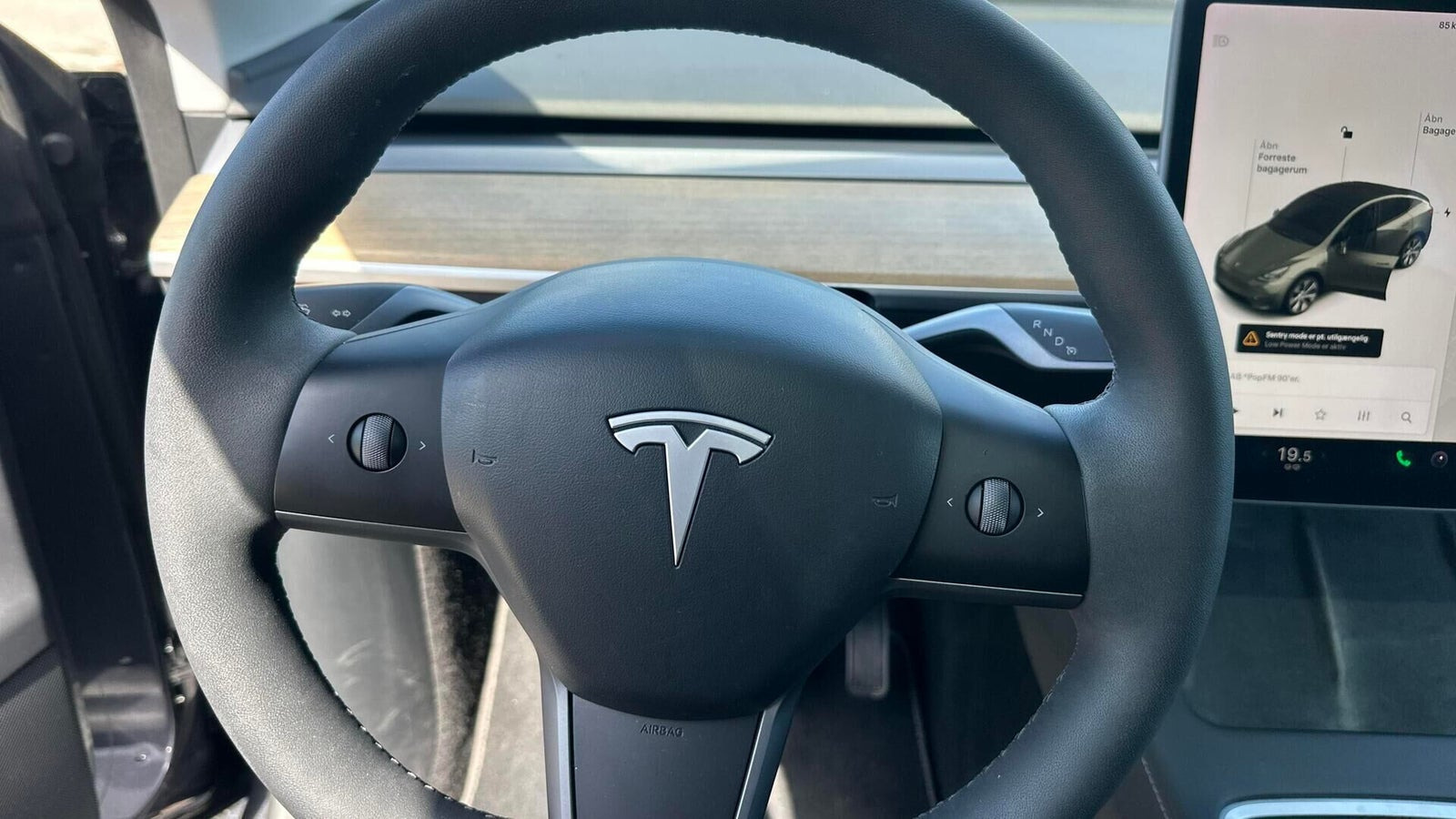 Grå Tesla Model Y fra 2021